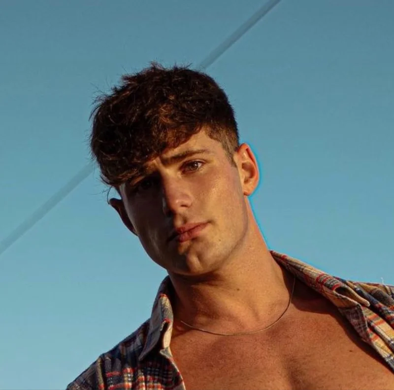 Alex Grant OnlyFans creator with raw content