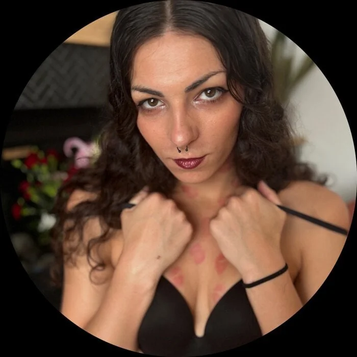 Alicenw0ndrland OnlyFans brunette pierced beauty