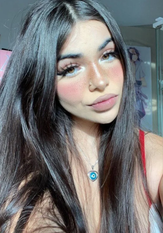 Alina Rose OnlyFans e-girl with engaging personality
