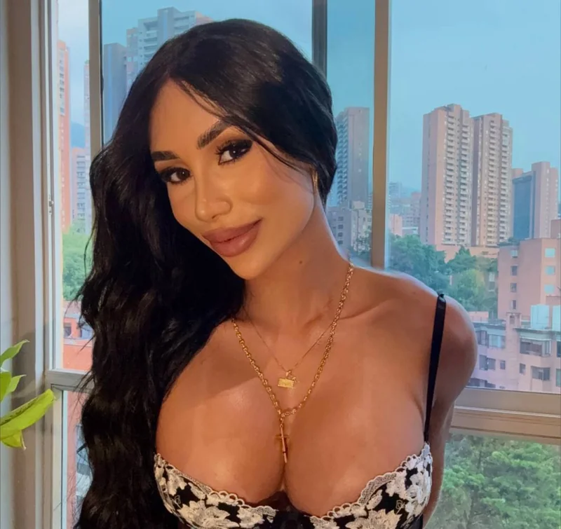 Amber OnlyFans creator with big curves