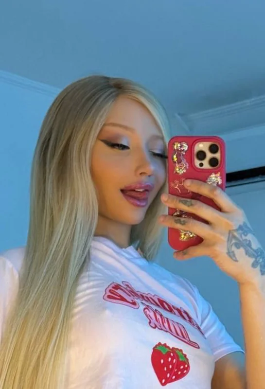 TS QUEEN VIDEOCALLS SEXTING OnlyFans creator with seductive eyes