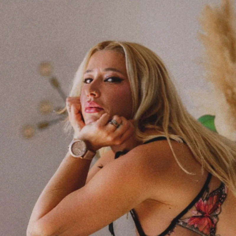 Aneris OnlyFans blonde creator with big curves