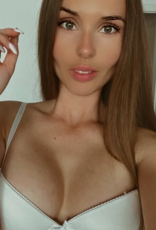 B L N D E OnlyFans creator with feet content