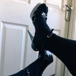 Annabelle TV OnlyFans creator with feet in heels