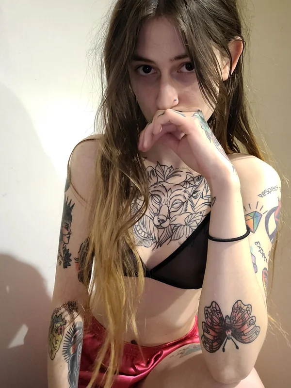 Apinky98 OnlyFans tattooed creator