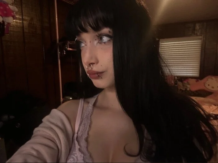 apple OnlyFans creator with lewd content