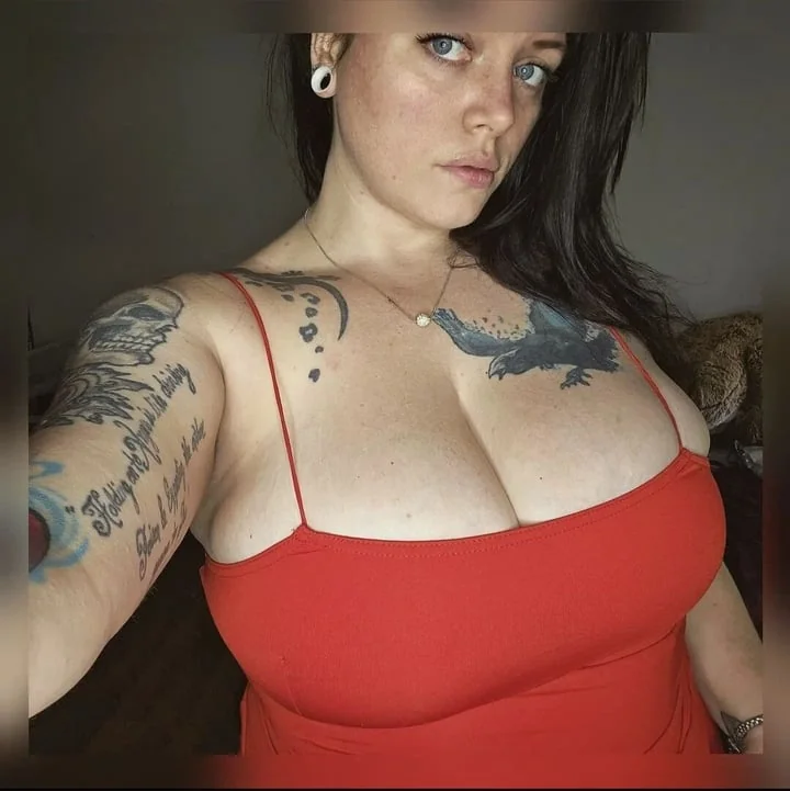 Applesaucebbyy OnlyFans profile with tattooed beauty