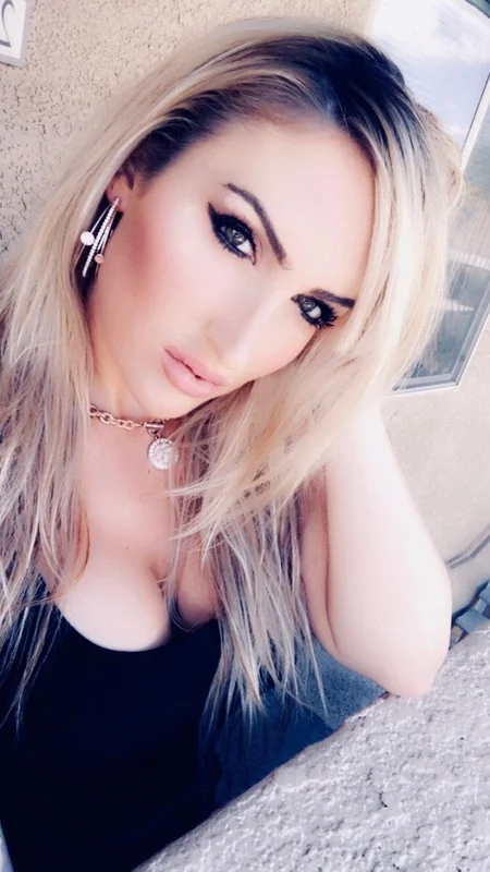 Arianaamorexo OnlyFans glamorous blonde creator