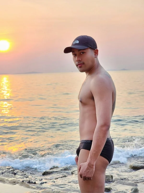 โลก(ใต้)สะดือ OnlyFans athletic tattooed creator
