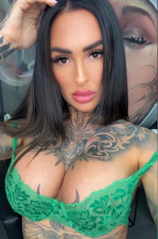 Ashleyyy OnlyFans tattoo artist with exclusive content