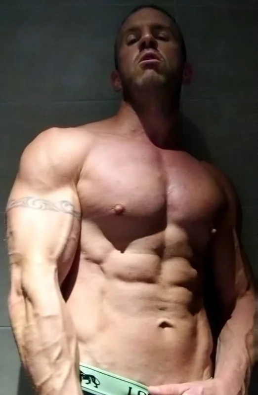 Awakevin122 OnlyFans bodybuilder with muscle flexing