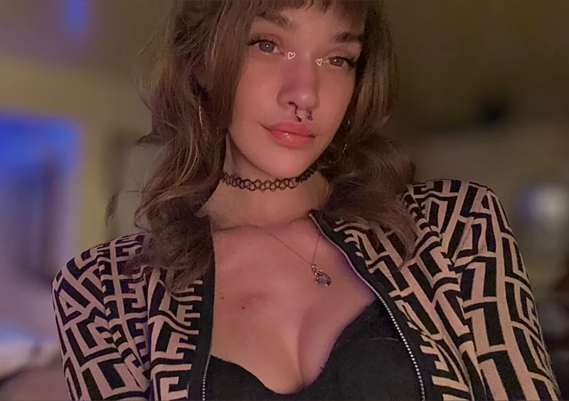 ari OnlyFans edgy brunette creator