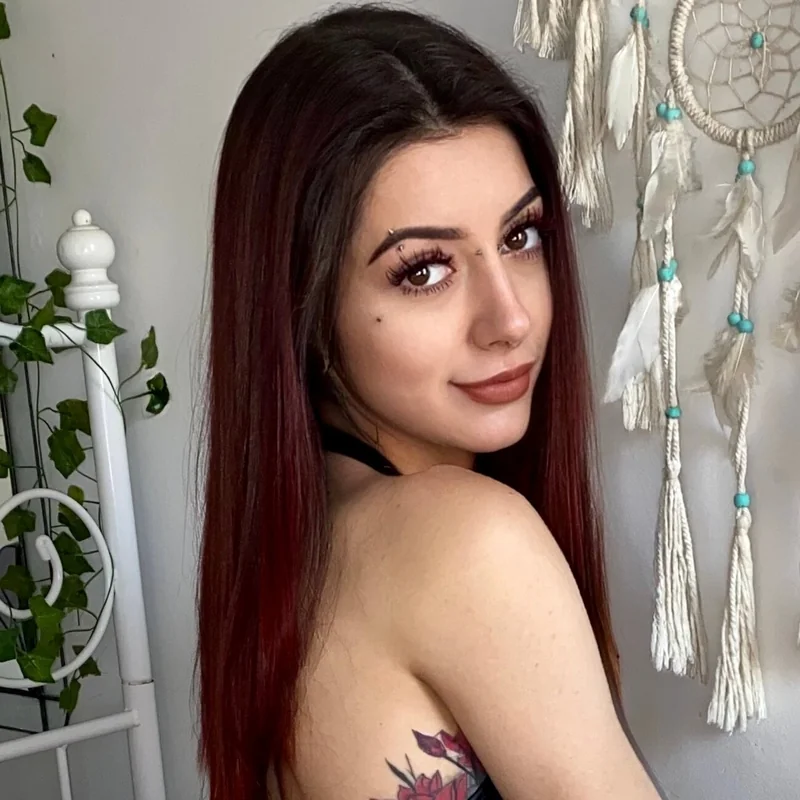 Eva Bloom OnlyFans creator with a captivating body