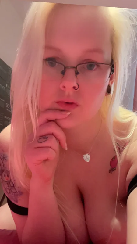 Bella is wet OnlyFans creator with natural beauty