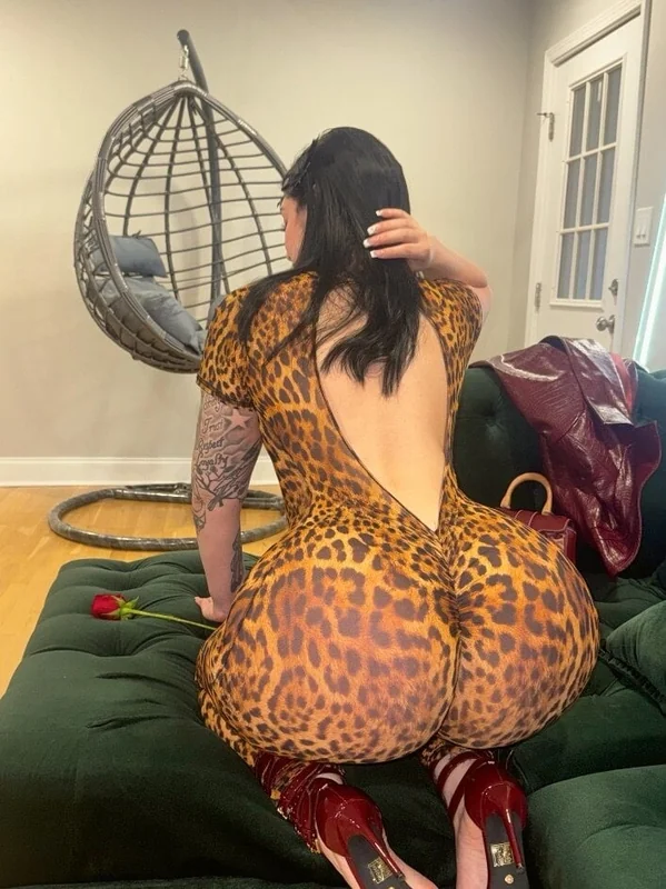 Bellalujuria OnlyFans creator with engaging content