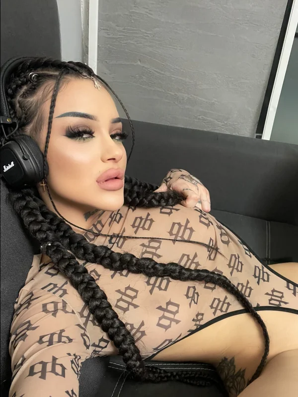 Bestbella69 OnlyFans tattoo artist and fitness lover