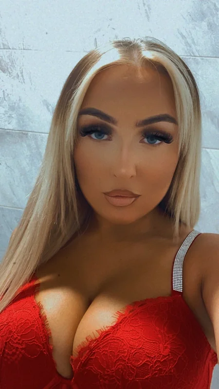 Brookewintersofficial OnlyFans creator with exclusive content