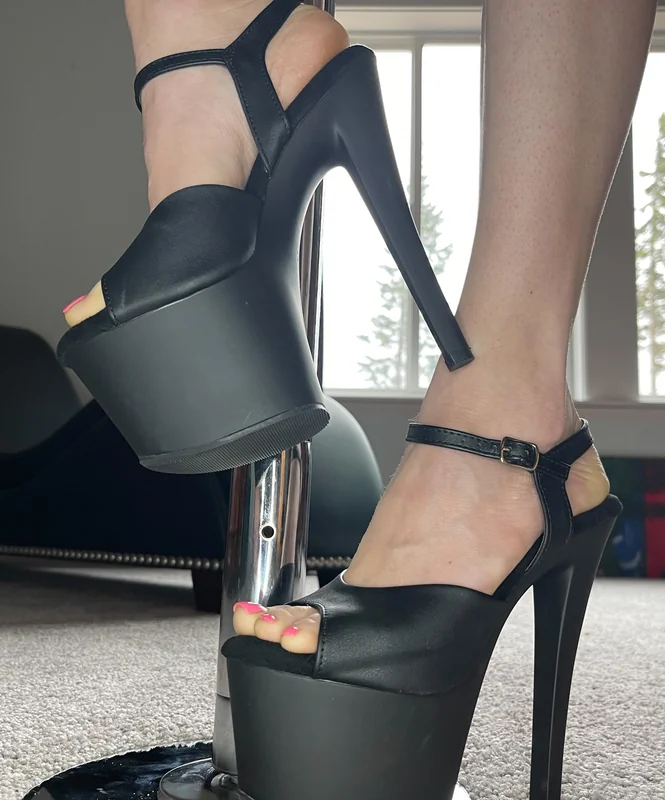 Bee OnlyFans platform foot model
