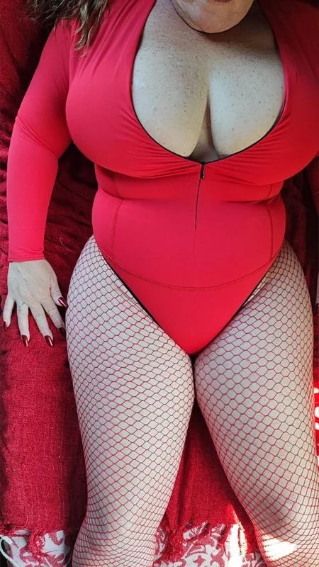 Busty Chanel OnlyFans creator with exclusive content