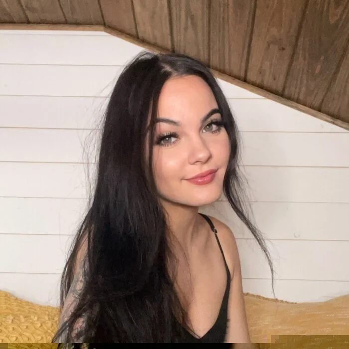 Cait Cross OnlyFans creator with a charming Texan vibe