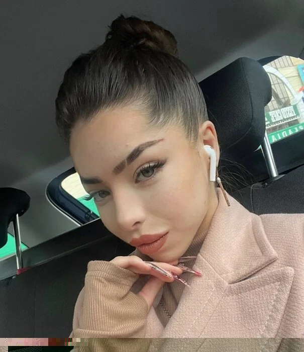 Julia OnlyFans creator with a creative flair