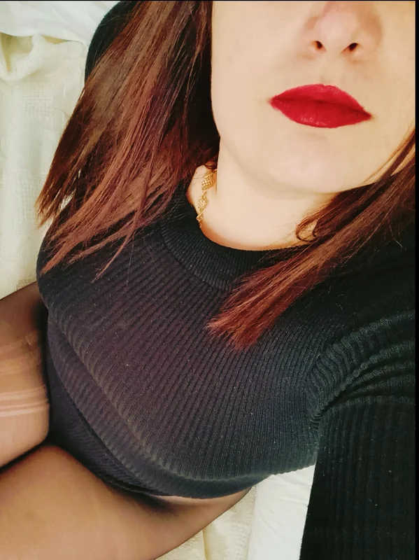 CarlottaCurvy OnlyFans curvy brunette