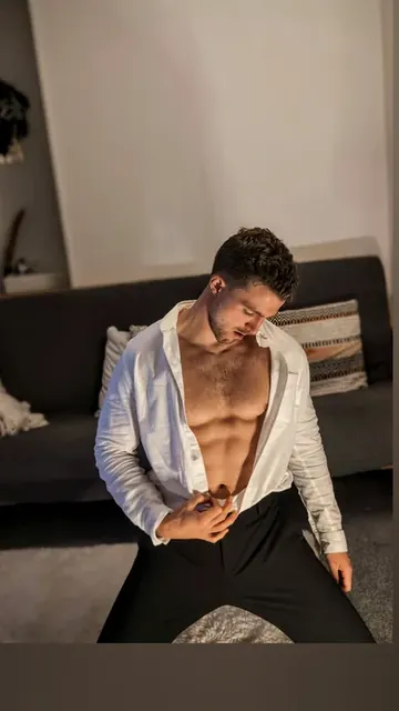 07Me OnlyFans creator with intimate content