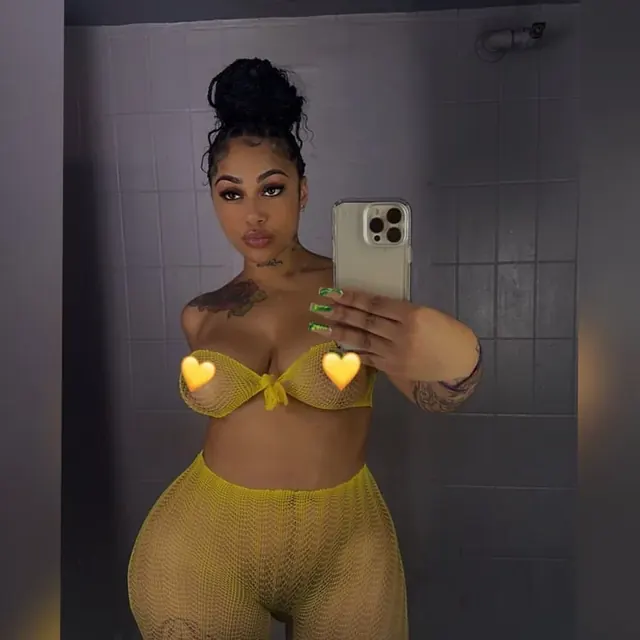 1ayonnarenee OnlyFans Curvy Creator