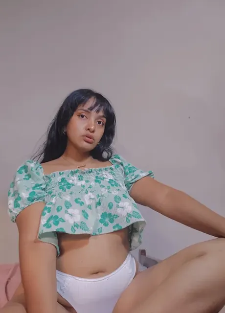 Arepa OnlyFans creator with captivating curves