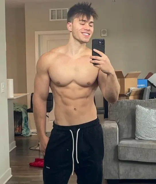 Aaron OnlyFans fitness creator with aesthetic gym content.