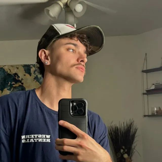 Aaronxxxelias OnlyFans male creator with piercings