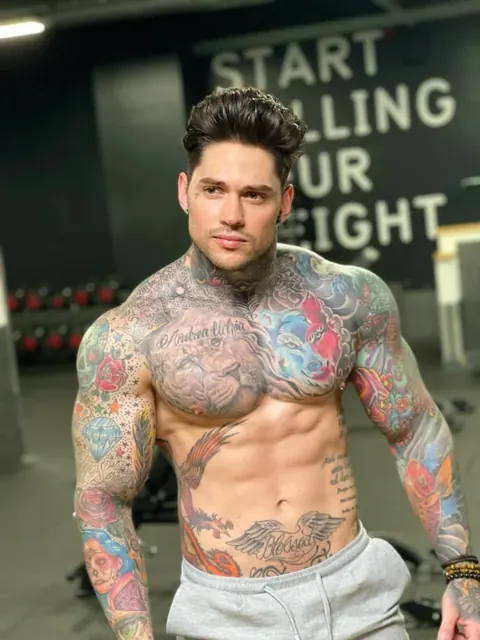 Ajrssa OnlyFans tattooed athletic male