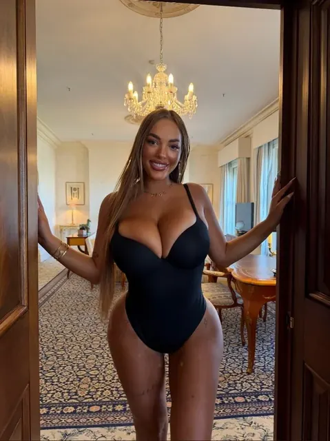 Alanna’s OFTV OnlyFans profile glamorous brunette