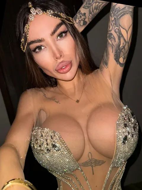 Alena OnlyFans model with stunning visuals