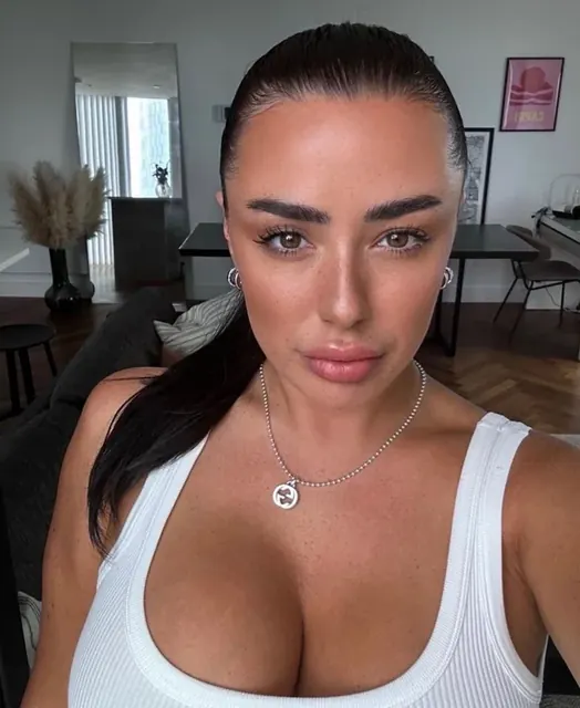 Alexabrookexx OnlyFans with glamorous looks