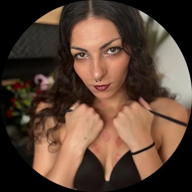 Alicenw0ndrland OnlyFans brunette pierced beauty