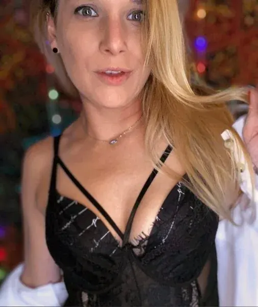 Alliesxxx OnlyFans creator with enticing content