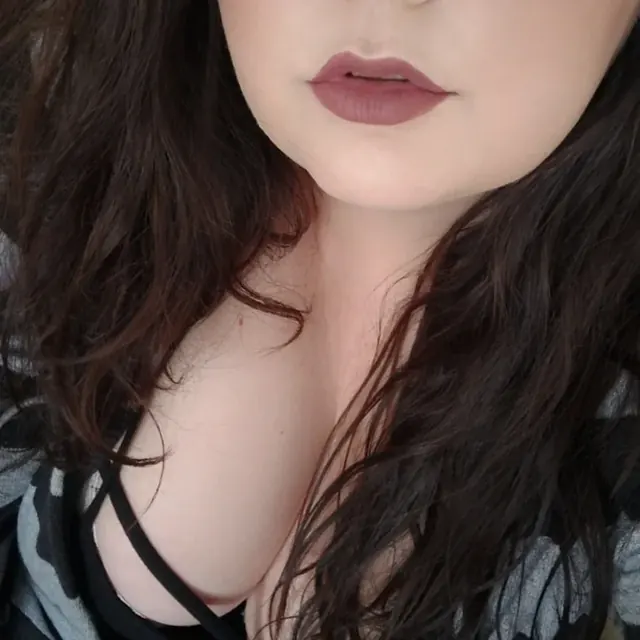 Alurra OnlyFans creator showcasing her curvy figure