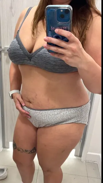 Amber92x on OnlyFans showcasing her MILF body
