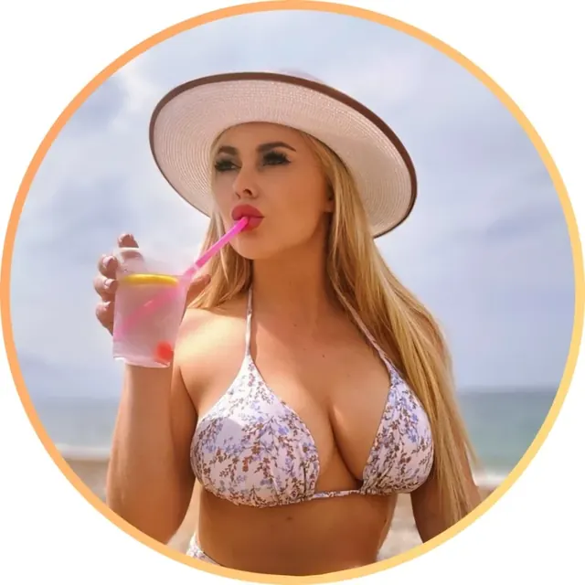 AnnaSmille OnlyFans with flirty glamour content