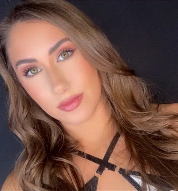 April Nicole OnlyFans classy creator