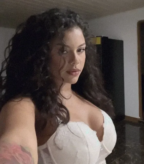Aries OnlyFans creator with captivating photos