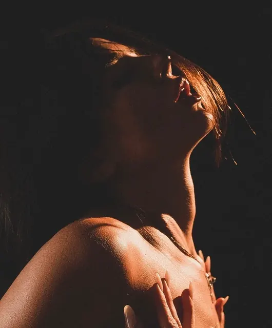 Arte Jones OnlyFans brunette model