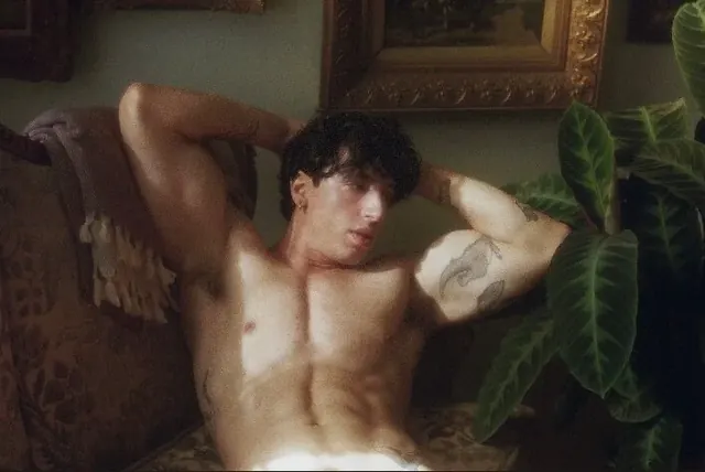 ǟʀȶɛʍɨʂ OnlyFans creator with artistic content