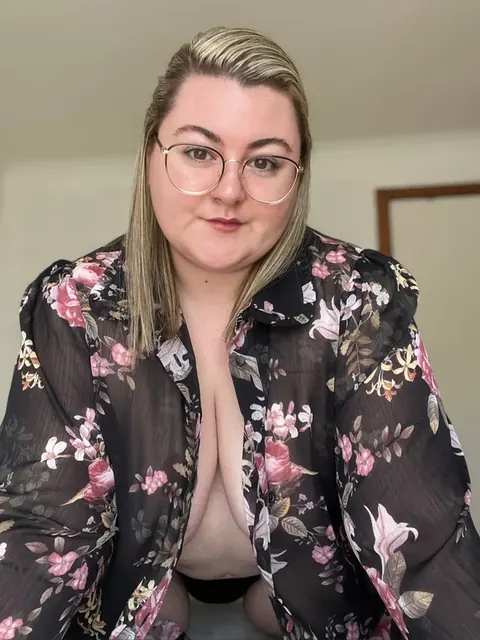 AUDREY ur fat pussy gf OnlyFans creator with a charming vibe.