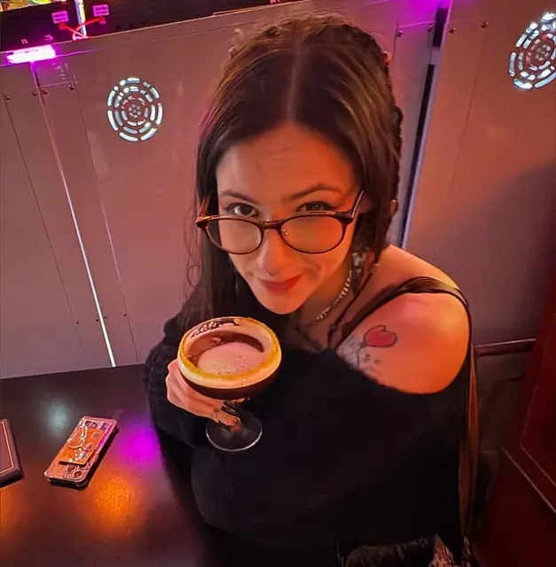 Aura OnlyFans tattooed brunette creator