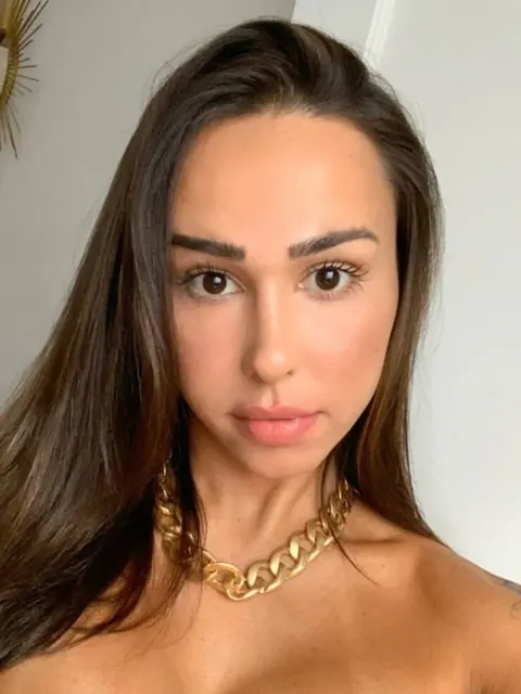 Babepaulina OnlyFans glamorous brunette