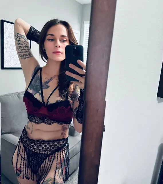 Queen Ellie FREE OnlyFans profile with high-quality content