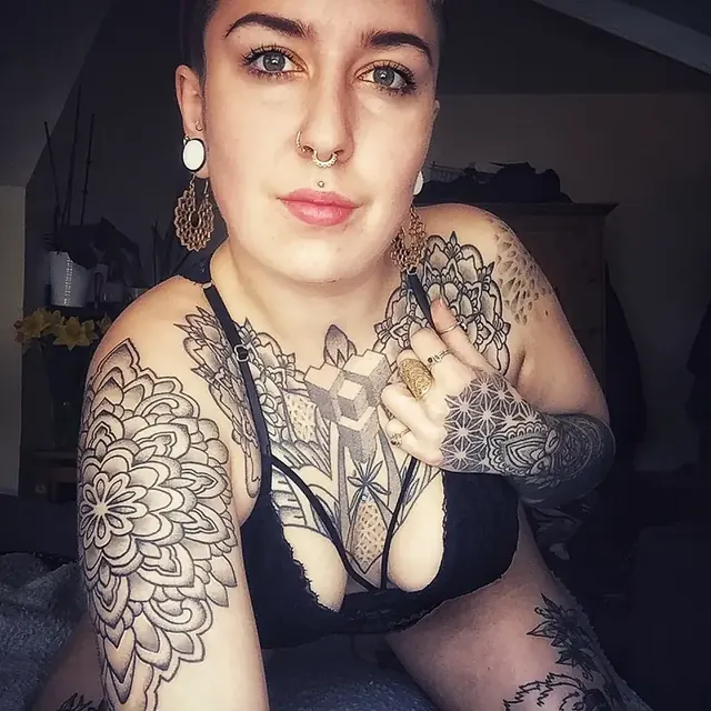 Bethrosefans OnlyFans curvy and tattooed creator
