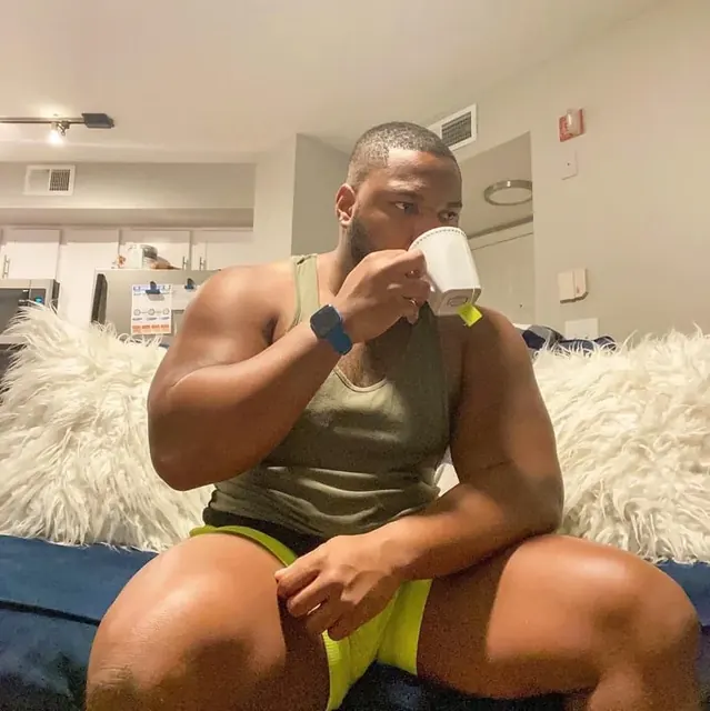Bigsleaz OnlyFans creator with exclusive content.